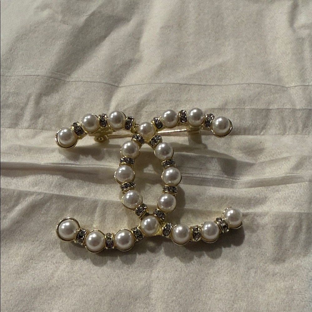Fashion Jewelry Gold and Pearl Brooch
